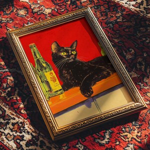 Puede incluir: Una ilustraci&oacute;n enmarcada de un gato negro sentado en un mostrador con una botella de l&iacute;quido verde. El gato tiene ojos amarillos y mira al espectador. El fondo es rojo.