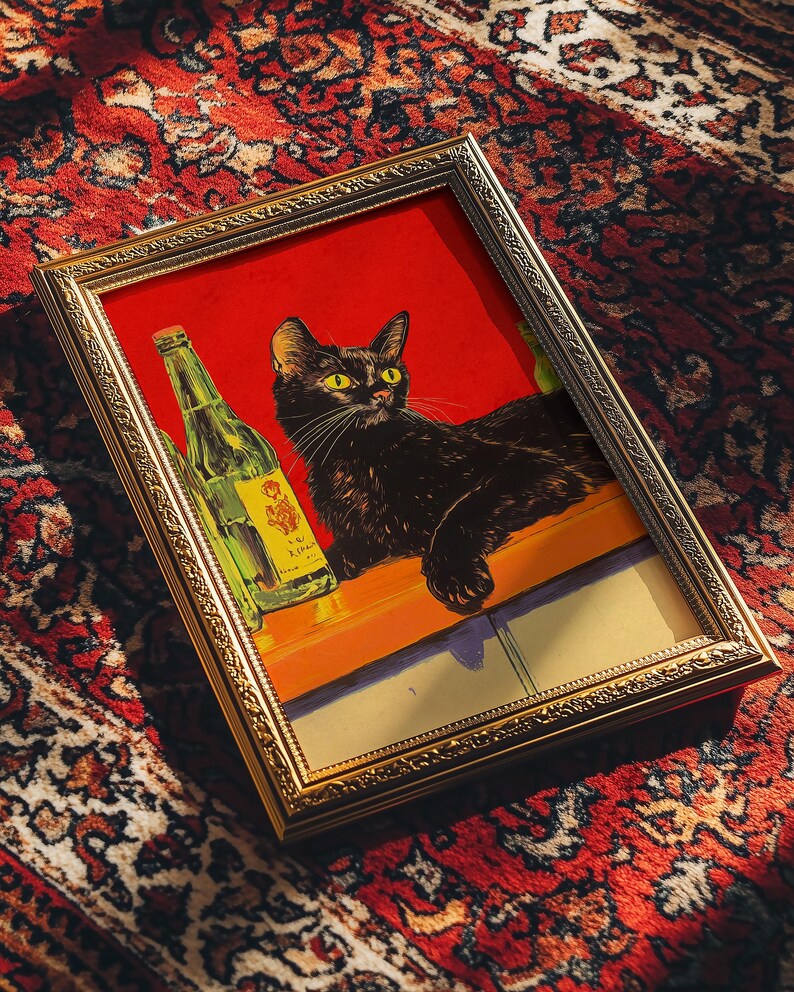 Puede incluir: Una ilustraci&oacute;n enmarcada de un gato negro sentado en un mostrador con una botella de l&iacute;quido verde. El gato tiene ojos amarillos y mira al espectador. El fondo es rojo.