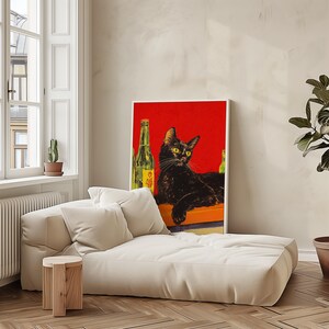 Puede incluir: Un p&oacute;ster vintage con un gato negro de ojos amarillos sentado en una barra con tres botellas de cerveza. El fondo es rojo.