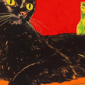 Puede incluir: Un gato negro con ojos verdes mira fijamente una botella de vidrio verde. El gato est&aacute; acostado sobre una superficie roja.