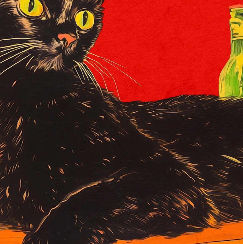 Puede incluir: Un gato negro con ojos verdes mira fijamente una botella de vidrio verde. El gato est&aacute; acostado sobre una superficie roja.