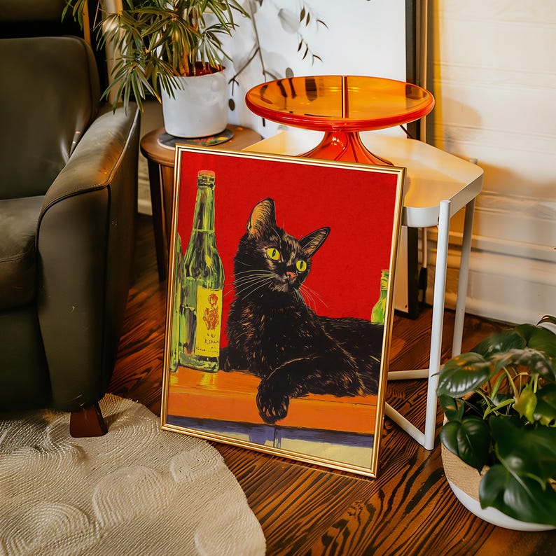 Puede incluir: Un p&oacute;ster vintage enmarcado con un gato negro sentado en una barra con dos botellas de cerveza. El p&oacute;ster tiene un fondo rojo con acentos amarillos y naranjas.