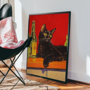 Puede incluir: Un p&oacute;ster vintage con un gato negro de ojos verdes brillantes sentado en una barra con tres botellas de cerveza. El fondo es de color rojo vibrante.