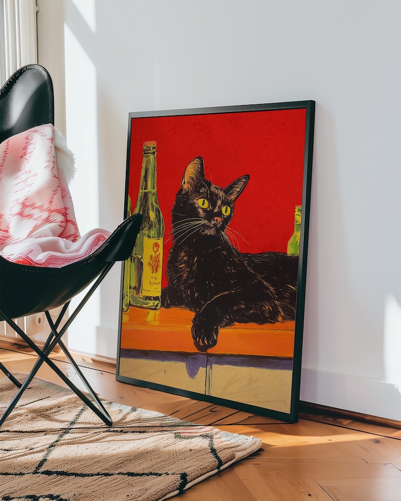 Puede incluir: Un p&oacute;ster vintage con un gato negro de ojos verdes brillantes sentado en una barra con tres botellas de cerveza. El fondo es de color rojo vibrante.