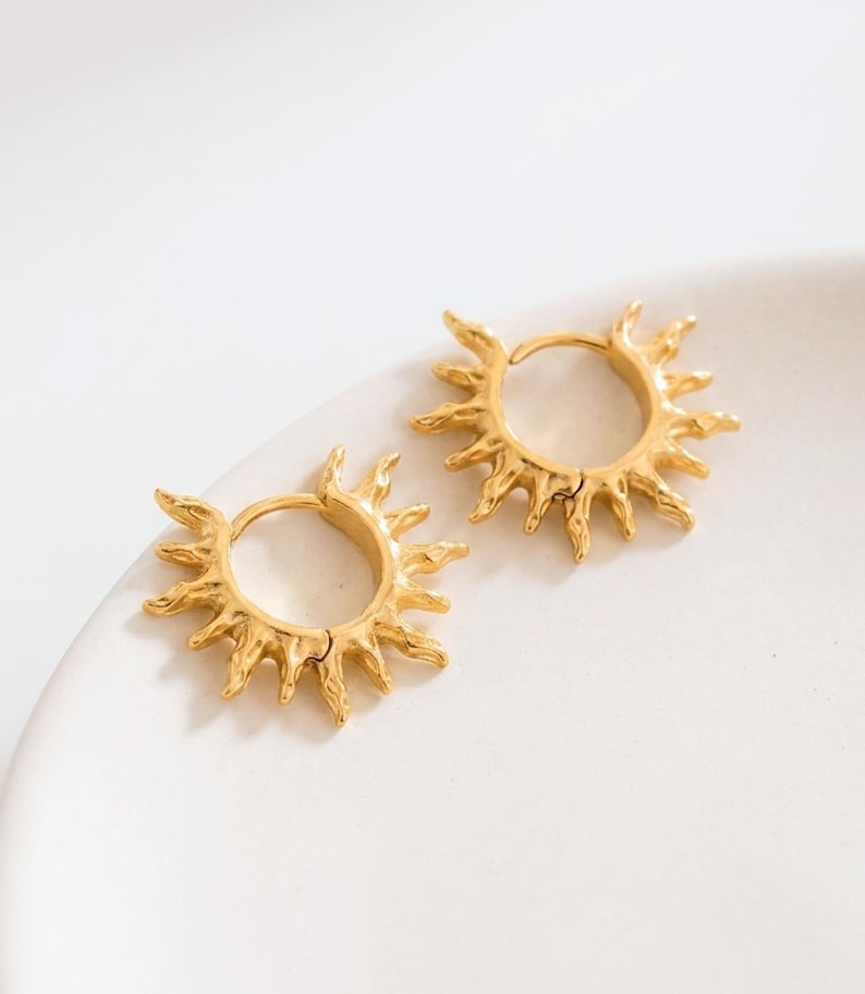 18K Gold Sun Earrings, Minimalist Sunburst Boho Hoops, Celestial Jewelry, Summer Accessories, Unique Gift for Her [SUN002] afbeelding 5