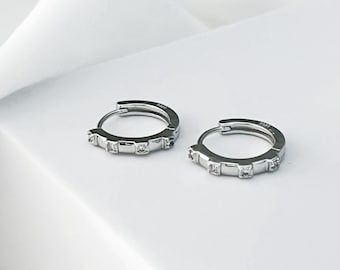 SLUYNZ 925 Argento Blu CZ Cerchio Orecchini per le Donne Ragazze Adolescenti Collegamento Cerchio Orecchini Retrò Huggie Cerchio Orecchini (A-Silver