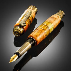 Originele pen gemaakt van natuurlijk amber en hout "Mustang", amberhouten berkenpen, luxe cadeau, uniek cadeau, cadeau voor mannen, Baltisch barnsteencadeau