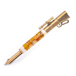 Original Stift in einer Kupferdose mit einem Mosaik aus Naturbernstein Gun|Bernstein Holzstift|Luxusgeschenk|Gun Pen|Bernstein Souvenir Geschenk