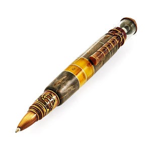 Bolígrafo coleccionable de ámbar con diseño de faro marino. Elaborado artesanalmente con abedul de Carelia y ámbar báltico natural. Regalo náutico de lujo.