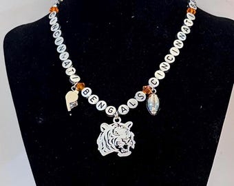 Cincinnati Football-halsband med pärlhänge och berlock