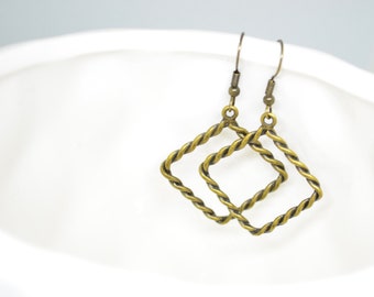 Miedziane kolczyki z diamentami: kolczyki z zawieszkami Twisted Charm