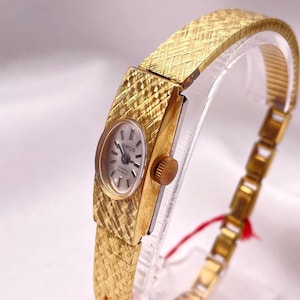 Stylish 1960s Vintage NOS Ladies ZETUS Gold Plated Oval Dial Wristwatch 17 Jewel Manual Wind Brushed Gold Integrated Bracelet Strap