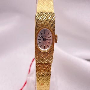 Stylish 1960s Vintage NOS Ladies ZETUS Gold Plated Oval Dial Wristwatch 17 Jewel Manual Wind Brushed Gold Integrated Bracelet Strap