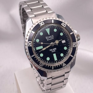 Vintage 1980s Men's REMEX Diver Quartz Wristwatch Stainless Steel Case Rotating Bezel Black Dial Date Window Original Stainless Steel Strap