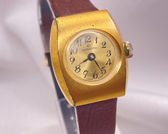 Vintage 1980s Swiss Made Damenuhr: Handaufzug, vergoldetes rechteckiges Gehäuse, Hirschlederband