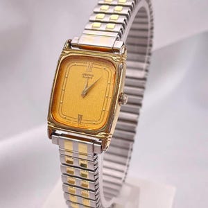 Reloj Seiko Tank vintage para mujer, años 90, chapado en oro y acero inoxidable con correa elástica.