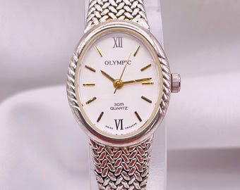 Vintage quartz dameshorloge uit de jaren 90: witgouden ovale kast en armband met structuur, van Olympic