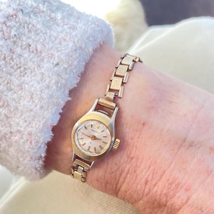 Vintage Dainty 1970s SEIKO 17 Jewel Manual Wind Wristwatch Gold Plated Round Case Elegant Cut Glass Crystal Cream Dial Dainty Link Bracelet