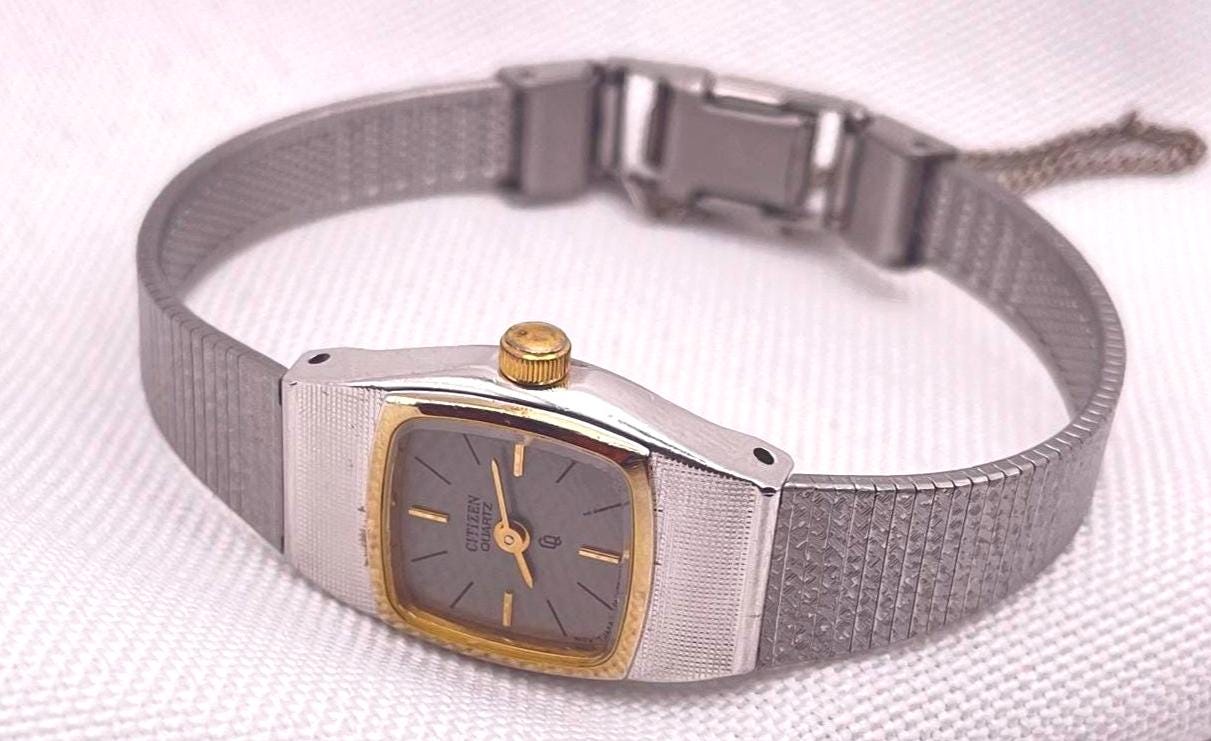 Vintage Citizen lady quartz watch #21-667-80Z Citizen Ladies Vintage 20mm Gold Tone w/ Roman Numerals  main image 3