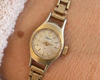 Vintage Dainty 1970s SEIKO 17 Jewel Manual Wind Wristwatch Gold Plated Round Case Elegant Cut Glass Crystal Cream Dial Dainty Link Bracelet