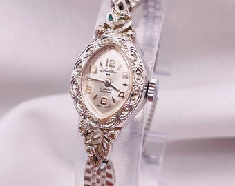 Vintage jaren 60 damescocktailpolshorloge: Swiss Made 17 juwelen opwindbaar, ovale witgouden vergulde kast met diamanten