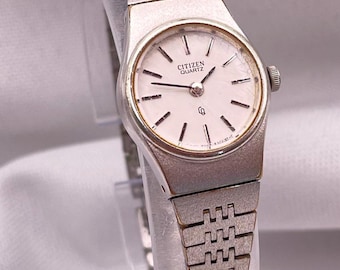 Vintage dames Citizen quartzhorloge uit de jaren 90 (49-0091): witgouden ronde kast, witte wijzerplaat, originele Citizen-band