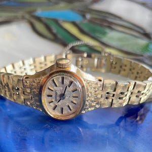 Vintage 1970s SEIKO 17 Jewel Wind Up Ladies Wristwatch Gold Plated Oval Case Gold Linen Dial With Gold Plated Link Style Bracelet Strap