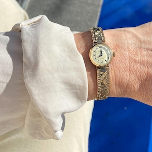 Chic Vintage 1980s Ladies &quot;CHAIKA&quot;  Mechanical Wind Up 17 Jewel Wristwatch with Round Gold Plated Case and Patterned Bracelet Strap