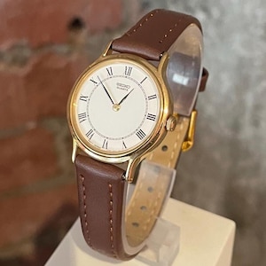 1990&#39;s Vintage Ladies SEIKO Round Gold Plated Case White Dial Leather Strap Quartz Everyday Wear Wristwatch