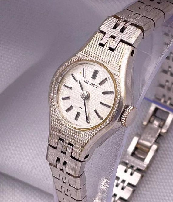 Vintage 1970s Seiko Silver Cocktail Wristwatch 17 Jewel Wind  display picture 1