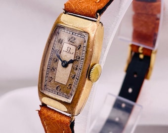 OMEGA-dameshorloge uit de jaren 1930: tonneau art-deco tankkast, handmatig opwindbaar, uitbreidbare armband