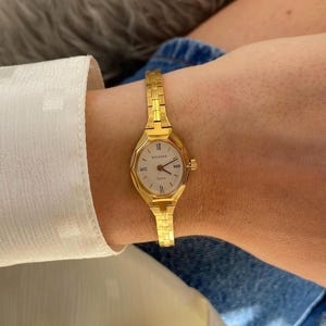 1980s Elegant Vintage Swiss Bucherer Quartz Wristwatch Dainty Gold Plated Case and Bracelet Strap White Dial With The Original Box