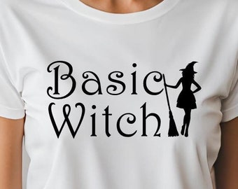 Könnte beinhalten: Weißes T-Shirt mit dem Text "Basic Witch" in schwarzer Kursivschrift und einer Silhouette einer Hexe mit einem Besen.