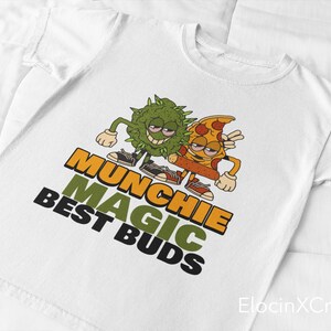 Puede incluir: Camiseta blanca con un dibujo animado de un cogollo de cannabis y una porción de pizza, ambos con caras sonrientes y zapatillas deportivas. El texto "Munchie Magic Best Buds" está impreso debajo en naranja, verde y negro.