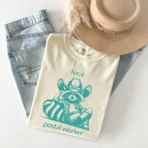 Camiseta de trabajador postal, regalo de cartero, camiseta unisex teñida en prenda, ropa postal salvaje, camiseta divertida de oficina de correos, camiseta de mujer cartero