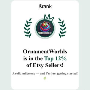 Puede incluir: Una tarjeta blanca con el texto "Erank" en la parte superior y un logotipo de "OrnamentWorlds". El texto "OrnamentWorlds is in the Top 12% of Etsy Sellers!" se muestra debajo del logotipo. El texto "A solid milestone &mdash; and I'm just getting started!" est&aacute; en la parte inferior.