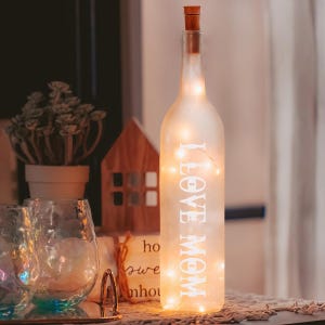 Personalized I Love Mom Wine Bottle Light, Frosted Glass Mother’s Day Gift, Crystal Sticker Bottle Lamp, Sentimental Decor for Mom