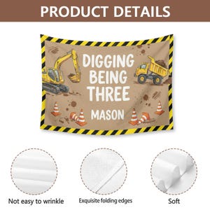 Puede incluir: Una taza de cer&aacute;mica blanca con un asa negra y el texto "But First, Coffee" en negrita negra. La taza est&aacute; sobre un fondo borroso. La taza mide aproximadamente 10 cm de altura.