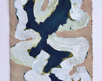 Puede incluir: Pintura abstracta sobre papel texturizado. La obra presenta pinceladas audaces en blanco, azul marino y verde oliva sobre un fondo beige. La composición es una mezcla de formas orgánicas.