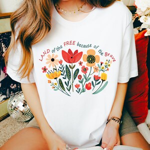 Floral 4th Of July Shirt, Land Of The Free Shirt, 4th Of July Shirt Women, Retro Flower T-Shirt, America Shirt, Independence Day Shirt