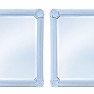 Puede incluir: Dos espejos rectangulares con marcos azul claro. Los marcos tienen un diseño acanalado y detalles en forma de concha en las esquinas. Los espejos son un elemento decorativo para el hogar.