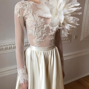 Robe de mariée ivoire, robe de mariée en satin, robe de mariée à manches longues, robe de mariée à fleurs, robe de mariée de princesse, robe de mariée à fleurs