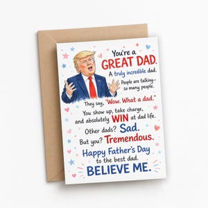 Może przedstawiać: Kartka na Dzień Ojca z portretem mężczyzny w niebieskim garniturze i czerwonym krawacie. Tekst na kartce brzmi "You're a GREAT DAD" i "BELIEVE ME.", z dekoracyjnymi gwiazdkami i sercami.