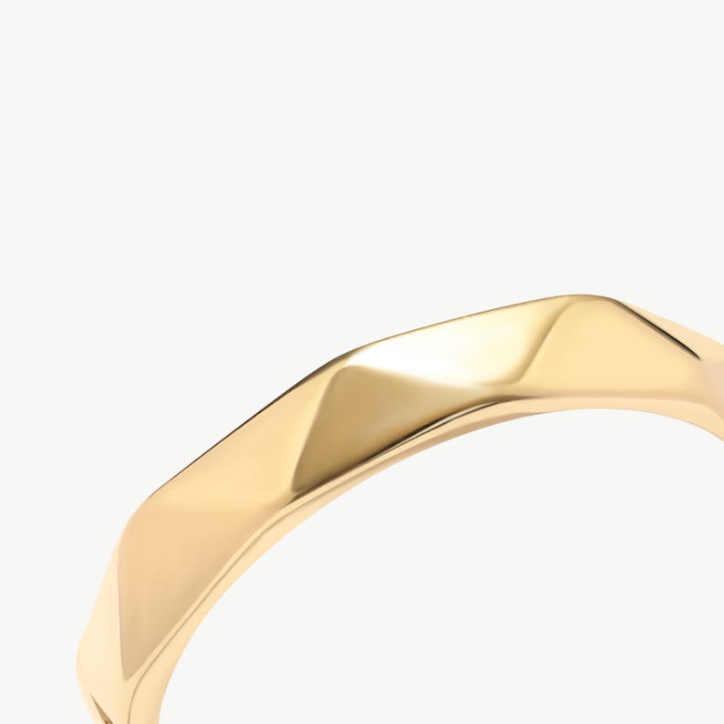 Anillo facetado de oro macizo de 14 quilates con corte de diamante Yellow Gold