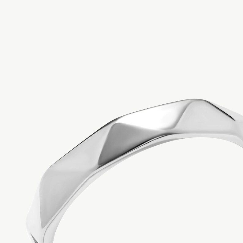 Anillo facetado de oro macizo de 14 quilates con corte de diamante White Gold