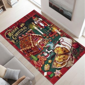 Peut inclure: Un tapis rectangulaire sur le thème de Noël avec une bordure à carreaux rouge. Le tapis présente une maison en pain d'épices, un casse-noisette et diverses friandises de vacances. Les mots "MERRY CHRISTMAS" sont affichés en lettres dorées.