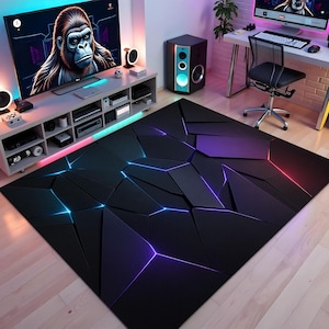 Könnte beinhalten: Schwarzer geometrischer Teppich mit einem 3D-Bruchdesign. Der Teppich weist ein Muster aus winkligen Formen mit neonblauer, violetter und roter Akzentbeleuchtung auf. Der Teppich liegt auf einem hellen Holzboden in einem Spielzimmer.