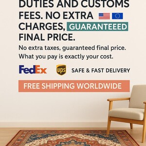 Puede incluir: Una alfombra estampada en tonos beige, azul y &oacute;xido, colocada sobre un suelo de madera. La imagen incluye un sill&oacute;n beige y texto que dice "WE COVER ALL U.S. & EUROPEAN IMPORT DUTIES AND CUSTOMS FEES. NO EXTRA CHARGES, GUARANTEED FINAL PRICE."
