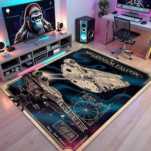 Puede incluir: Una alfombra rectangular con una ilustración detallada del Halcón Milenario y otra nave espacial sobre un fondo azul oscuro con temática espacial. La alfombra tiene un estilo vintage con el texto "Millennium Falcon Technical Schematic Revision".