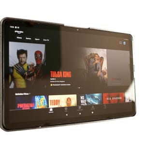 Könnte beinhalten: Ein schwarzes Tablet mit einem Bildschirm, auf dem die Amazon Prime Video-App angezeigt wird. Der Bildschirm zeigt eine Auswahl an Filmen und Fernsehsendungen, darunter "Predator", "Teddy", "No Way Out" und "Red Sparrow".